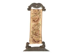 Avrupa Üretimi Zin Üzeri Kabartma Motifli Goblen Askılı Duvar Süsü 16,5 cm çapında 33 cm uzunluğunda