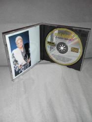 CD Zeki Müren zirvedeki şarkılar albümü.  Orijinal 1990 pembe bandrollü dönem baskı albüm. Kartonet 10 üzerinden 9. Disk 10 üzerinden 9.9 sorunsuz çalışıyor koleksiyonluk