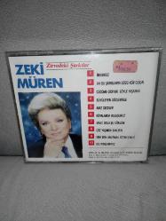 CD Zeki Müren zirvedeki şarkılar albümü.  Orijinal 1990 pembe bandrollü dönem baskı albüm. Kartonet 10 üzerinden 9. Disk 10 üzerinden 9.9 sorunsuz çalışıyor koleksiyonluk