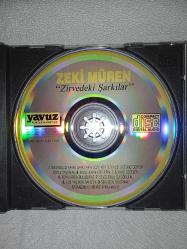 CD Zeki Müren zirvedeki şarkılar albümü.  Orijinal 1990 pembe bandrollü dönem baskı albüm. Kartonet 10 üzerinden 9. Disk 10 üzerinden 9.9 sorunsuz çalışıyor koleksiyonluk