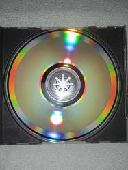 CD Zeki Müren zirvedeki şarkılar albümü.  Orijinal 1990 pembe bandrollü dönem baskı albüm. Kartonet 10 üzerinden 9. Disk 10 üzerinden 9.9 sorunsuz çalışıyor koleksiyonluk