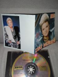 CD Zeki Müren zirvedeki şarkılar albümü.  Orijinal 1990 pembe bandrollü dönem baskı albüm. Kartonet 10 üzerinden 9. Disk 10 üzerinden 9.9 sorunsuz çalışıyor koleksiyonluk