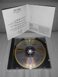 CD Zeki Müren zirvedeki şarkılar albümü.  Orijinal 1990 pembe bandrollü dönem baskı albüm. Kartonet 10 üzerinden 9. Disk 10 üzerinden 9.9 sorunsuz çalışıyor koleksiyonluk