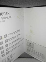 CD Zeki Müren zirvedeki şarkılar albümü.  Orijinal 1990 pembe bandrollü dönem baskı albüm. Kartonet 10 üzerinden 9. Disk 10 üzerinden 9.9 sorunsuz çalışıyor koleksiyonluk