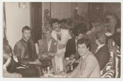 ÜNLÜ FOTOĞRAFI - COŞKUN SABAH YEMEK MASASINSA  SİYAH BEYAZ FOTOĞRAF