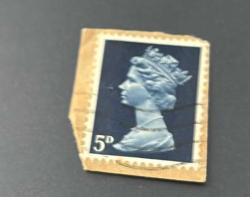 İngiltere Pulu - England Stamp - Mektup Zarfından Kesilmiş  / Postadan Geçmiş Pul Filateli - KRALİÇE II. ELIZABETH TEMALI PUL, 5 PARA - YABANCI PULLAR -NOSTALJİK DOĞUM GÜNÜ HEDİYESİ