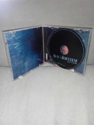 Cd Amy Winehouse back to black albümü. Orijinal. Dinlemeyi etkilemeyen çizikler var. Sorunsuz çalışıyor koleksiyonluk