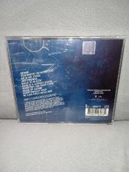 Cd Amy Winehouse back to black albümü. Orijinal. Dinlemeyi etkilemeyen çizikler var. Sorunsuz çalışıyor koleksiyonluk