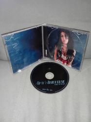 Cd Amy Winehouse back to black albümü. Orijinal. Dinlemeyi etkilemeyen çizikler var. Sorunsuz çalışıyor koleksiyonluk