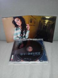 Cd Amy Winehouse back to black albümü. Orijinal. Dinlemeyi etkilemeyen çizikler var. Sorunsuz çalışıyor koleksiyonluk