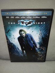 Dvd Batman the dark knight kara şövalye. İki diskli Özel Versiyon. Orijinal. Türkçe dublaj ve altyazı seçenekli. 2 disk. Disk 2 temiz. Disk 1 de çalışmasını etkilemeyen çizikler var. Sorunsuz çalışıyor