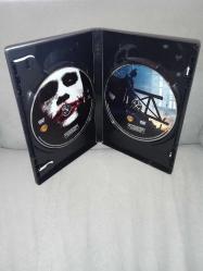 Dvd Batman the dark knight kara şövalye. İki diskli Özel Versiyon. Orijinal. Türkçe dublaj ve altyazı seçenekli. 2 disk. Disk 2 temiz. Disk 1 de çalışmasını etkilemeyen çizikler var. Sorunsuz çalışıyor