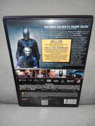 Dvd Batman the dark knight kara şövalye. İki diskli Özel Versiyon. Orijinal. Türkçe dublaj ve altyazı seçenekli. 2 disk. Disk 2 temiz. Disk 1 de çalışmasını etkilemeyen çizikler var. Sorunsuz çalışıyor