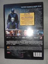 Dvd Batman the dark knight kara şövalye. İki diskli Özel Versiyon. Orijinal. Türkçe dublaj ve altyazı seçenekli. 2 disk. Disk 2 temiz. Disk 1 de çalışmasını etkilemeyen çizikler var. Sorunsuz çalışıyor