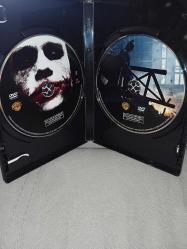 Dvd Batman the dark knight kara şövalye. İki diskli Özel Versiyon. Orijinal. Türkçe dublaj ve altyazı seçenekli. 2 disk. Disk 2 temiz. Disk 1 de çalışmasını etkilemeyen çizikler var. Sorunsuz çalışıyor