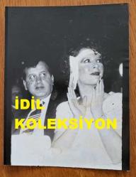 YEŞİLÇAM'IN YILDIZI HÜLYA KOÇYİĞİT'İN ORİJİNAL AJANS-BASIN FOTOĞRAFI  - 16 x 12 cm EBADINDA - HÜLYA KOÇYİĞİT ve SELİM SOYDAN, KALP VAKFI GECESİNDE YAN YANALARKEN ÇEKİLMİŞ BİR KARE. 30 MART 1984