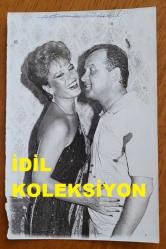 YEŞİLÇAM'IN YILDIZI HÜLYA KOÇYİĞİT'İN ORİJİNAL AJANS-BASIN FOTOĞRAFI  - 18 x 12 cm EBADINDA - HÜLYA KOÇYİĞİT ve SELİM SOYDAN, BİRBİRLERİNE SARILIRKEN ÇEKİLMİŞ BİR KARE