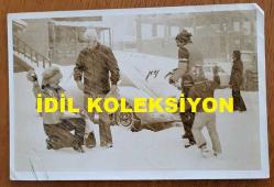 YEŞİLÇAM'IN YILDIZI HÜLYA KOÇYİĞİT'İN ORİJİNAL AJANS-BASIN FOTOĞRAFI  - 18 x 12 cm EBADINDA - HÜLYA KOÇYİĞİT ve SELİM SOYDAN, KARLI HAVADA DIŞARI ÇIKIP KAR TOPU OYNARLARKEN ÇEKİLMİŞ BİR KARE