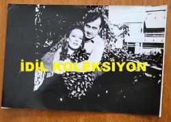 YEŞİLÇAM'IN YILDIZI HÜLYA KOÇYİĞİT'İN ORİJİNAL AJANS-BASIN FOTOĞRAFI  - 18 x 12 cm EBADINDA - HÜLYA KOÇYİĞİT ve SELİM SOYDAN, BİRBİRLERİNE SARILIRKEN ÇEKİLMİŞ BİR KARE