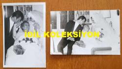 YEŞİLÇAM'IN YILDIZI HÜLYA KOÇYİĞİT'İN ORİJİNAL 2'Lİ FOTOĞRAF SETİ  - 18 x 12 cm EBADINDA - HÜLYA KOÇYİĞİT, EŞİ SELİM SOYDAN'LA BİRLİKTE GELİN ve DAMAT OLARAK, ANNESİ MELEK KOÇYİĞİT'İ HASTA YATAĞINDA ZİYARET EDERKEN ÇEKİLMİŞ 2 FARKLI KARE