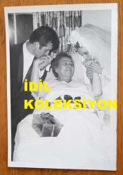 YEŞİLÇAM'IN YILDIZI HÜLYA KOÇYİĞİT'İN ORİJİNAL 2'Lİ FOTOĞRAF SETİ  - 18 x 12 cm EBADINDA - HÜLYA KOÇYİĞİT, EŞİ SELİM SOYDAN'LA BİRLİKTE GELİN ve DAMAT OLARAK, ANNESİ MELEK KOÇYİĞİT'İ HASTA YATAĞINDA ZİYARET EDERKEN ÇEKİLMİŞ 2 FARKLI KARE