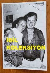 YEŞİLÇAM'IN YILDIZI HÜLYA KOÇYİĞİT'İN ORİJİNAL FOTOĞRAFI  - 18 x 12 cm EBADINDA - HÜLYA KOÇYİĞİT ve SELİM SOYDAN, BİRBİRLERİNE SARILARAK POZ VERİRLERKEN ÇEKİLMİŞ MUTLU BİR KARE, 1985