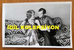 YEŞİLÇAM'IN YILDIZI HÜLYA KOÇYİĞİT'İN ORİJİNAL FOTOĞRAFI  - 18 x 12 cm EBADINDA - HÜLYA KOÇYİĞİT ve SELİM SOYDAN, BİRBİRLERİNE SARILARAK KOLTUKTA OTURURLARKEN ÇEKİLMİŞ MUTLU BİR KARE