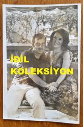YEŞİLÇAM'IN YILDIZI HÜLYA KOÇYİĞİT'İN ORİJİNAL FOTOĞRAFI - 18 x 12 cm EBADINDA - HÜLYA KOÇYİĞİT ve SELİM SOYDAN, BAHÇEDE GÜLÜMSEYEEK POZ VERİRLERKEN ÇEKİLMİŞ MUTLU BİR KARE (FOTO; ÜNSAL BOZKURT)