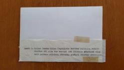 YEŞİLÇAM'IN YILDIZI HÜLYA KOÇYİĞİT'İN ORİJİNAL FOTOĞRAFI - 18 x 12 cm EBADINDA - HÜLYA KOÇYİĞİT, KUDRET ŞANDRA'NIN KENDİSİNE EV ORTAMINDA 45'LİK PLAKLARINI GÖSTERDİĞİ ANLARDA ÇEKİLMİŞ BİR KARE