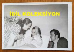 YEŞİLÇAM'IN YILDIZI HÜLYA KOÇYİĞİT'İN ORİJİNAL FOTOĞRAFI - 18 x 12 cm EBADINDA - HÜLYA KOÇYİĞİT, HASTA YATAĞINDA İSTİRAHAT EDERKEN KENDİSİNİ ZİYARET EDEN ANNESİ MELEK KOÇYİĞİT ve EŞİ SELİM SOYDAN'LA AYNI KAREDE