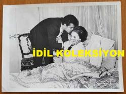 YEŞİLÇAM'IN YILDIZI HÜLYA KOÇYİĞİT'İN ORİJİNAL BÜYÜK BOY FOTOĞRAFI - 24 x 18 cm EBADINDA - HÜLYA KOÇYİĞİT, YATAĞINDA İSTİRAHAT ETTİĞİ SIRADA EŞİ SELİM SOYDAN KENDİSİNİ ÖPERKEN ÇEKİLMİŞ MUTLU BİR KARE