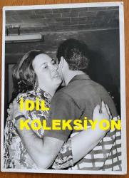 YEŞİLÇAM'IN YILDIZI HÜLYA KOÇYİĞİT'İN ANNESİ MELE KOÇYİĞİT'İN ORİJİNAL BÜYÜK BOY FOTOĞRAFI - 25 x 18 cm EBADINDA - MELEK KOÇYİĞİT, DAMADI SELİM SOYDAN'A SARILIRKEN ÇEKİLMİŞ ÇOK NET KALİTDE BİR FOTOĞRAF