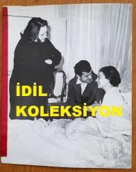 YEŞİLÇAM'IN YILDIZI HÜLYA KOÇYİĞİT'İN ORİJİNAL BÜYÜK BOY FOTOĞRAFI - 22,5 x 18 cm EBADINDA - HÜLYA KOÇYİĞİT, HASTA YATAĞINDA İSTİRAHAT ETTİĞİ SIRADA YANINA GELEN EŞİ SELİM SOYDAN'LA NEŞE İÇİNDE KONUŞURKEN ÇEKİLMİŞ BİR KARE