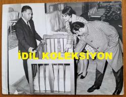 YEŞİLÇAM'IN YILDIZI HÜLYA KOÇYİĞİT'İN ORİJİNAL BÜYÜK BOY FOTOĞRAFI - 24 x 18 cm EBADINDA - HÜLYA KOÇYİĞİT, EŞİ SELİM SOYDAN'LA BİRLİKTE MOBİLYACIDA BEBEKLERİ İÇİN YATAK BAKARKEN ÇEKİLMİŞ MUTLU BİR KARE