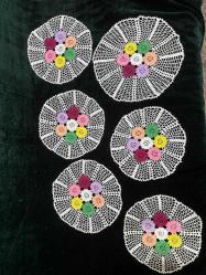 6 adet yuvarlak ince dantel yumağı ile örülmüş örtü