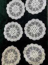 6 adet 25 çm çapında hiç kullanılmamış dantel örtü