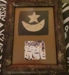 LOT.13 » OSMANLI ONBEŞLİLER BÖLÜĞÜ KUMAŞ GÖĞÜS BAYRAĞI. NADİRATTAN. ÇERÇEVEDE.