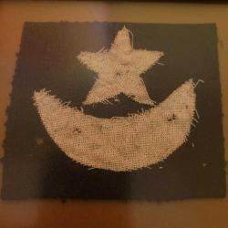 OSMANLI ONBEŞLİLER BÖLÜĞÜ KUMAŞ GÖĞÜS BAYRAĞI. NADİRATTAN. ÇERÇEVEDE.