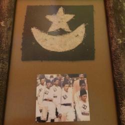 OSMANLI ONBEŞLİLER BÖLÜĞÜ KUMAŞ GÖĞÜS BAYRAĞI. NADİRATTAN. ÇERÇEVEDE.