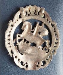 Fransa, Antika Katolik Dini Madalyon. Aziz Lyddli George'un Bir Ejderhayla Verdiği Şiddetli Savaşı Tasvir Eden Zarif Bir Kolye/Broş Ucu; Bu da Hristiyan İnancının Şeytan Üzerindeki Zaferinin Veya Daha Geniş Anlamda İyiliğin Kötülüğe Karşı Zaferinin Alegorisidir. 19. Yüzyıl Başlarına Ait. İnce İşçilikle Üretilmiş, Gümüş Kaplama Metal-Kalay. Patinalı. (55×65 mm) Nadir.