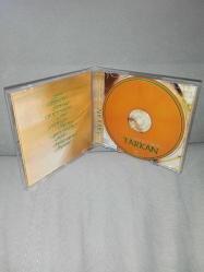 CD Tarkan ölürüm sana albümü. Orijinal. 1997 sarı bandrollü dönem baskı albüm. Dinlemeyi etkilemeyen çizikler var, sorunsuz çalışıyor. Kartonet tertemiz koleksiyonluk