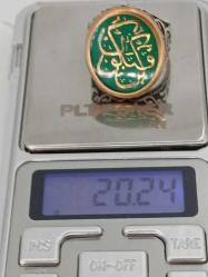 GÜMÜŞ YÜZÜK, YEŞİL AKİK TAŞLI, YEŞİL MİNE ÜZERİN HAT VE ÇERÇEVE