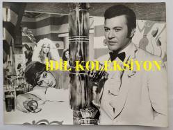 YEŞİLÇAM'IN SULTANI TÜRKAN ŞORAY'IN ORİJİNAL BÜYÜK BOY FOTOĞRAFI - 24 x 18 cm EBADINDA - ''GELİN ÇİÇEĞİ (1971)'' ADLI FİLMDE KARTAL TİBET, TÜRKAN ŞORAY ve DENİZ ERKANAT AYNI KAREDEYKEN ÇEKİLMİŞ NET KALİTEDE BİR FOTOĞRAF
