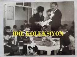 TÜRKAN ŞORAY'IN BÜYÜK BOY TIPKI BASIM FOTOĞRAFI - 23 x 17 cm EBADINDA - MUZAFFER TEMA İLE, BİR FİLMDEN