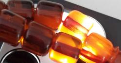 OSMANLI DÖNEMİ OBJEDEN YAPILMA BAL KÖPÜĞÜ RENKLİ MÜTHİŞ İŞÇİLİKLİ MUHTEŞEM BİR YEDEK DANELİ GÜMÜŞ PÜSKÜLLÜ SIKMA KEHRİBAR TESPİH D2VV1R1 ÇOK NADİR