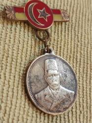 Meşrutiyet Madalyası. Osmanlı Dönemi'ne ait Sultan V. Mehmed Reşad Han Meşrutiyet Madalyası'dır. 1324 / 1908 Tarihli..  Madalyonun ön yüzünde Sultan V. Mehmed Reşad'ın portresi bulunur.   Arka yüzünde ise Sultan Reşad'ın tuğrası yer almaktadır.   II. Meşrutiyet'in ilanı anısına basılan gayriresmi koleksiyonluk bir parçadır. 