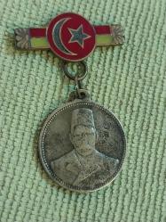 Meşrutiyet Madalyası. Osmanlı Dönemi'ne ait Sultan V. Mehmed Reşad Han Meşrutiyet Madalyası'dır. 1324 / 1908 Tarihli..  Madalyonun ön yüzünde Sultan V. Mehmed Reşad'ın portresi bulunur.   Arka yüzünde ise Sultan Reşad'ın tuğrası yer almaktadır.   II. Meşrutiyet'in ilanı anısına basılan gayriresmi koleksiyonluk bir parçadır. 