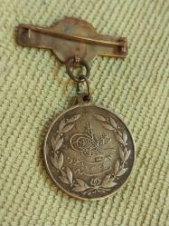 Meşrutiyet Madalyası. Osmanlı Dönemi'ne ait Sultan V. Mehmed Reşad Han Meşrutiyet Madalyası'dır. 1324 / 1908 Tarihli..  Madalyonun ön yüzünde Sultan V. Mehmed Reşad'ın portresi bulunur.   Arka yüzünde ise Sultan Reşad'ın tuğrası yer almaktadır.   II. Meşrutiyet'in ilanı anısına basılan gayriresmi koleksiyonluk bir parçadır. 