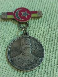 Meşrutiyet Madalyası. Osmanlı Dönemi'ne ait Sultan V. Mehmed Reşad Han Meşrutiyet Madalyası'dır. 1324 / 1908 Tarihli..  Madalyonun ön yüzünde Sultan V. Mehmed Reşad'ın portresi bulunur.   Arka yüzünde ise Sultan Reşad'ın tuğrası yer almaktadır.   II. Meşrutiyet'in ilanı anısına basılan gayriresmi koleksiyonluk bir parçadır. 