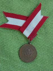 Meşrutiyet Madalyası.Osmanlı Dönemi'ne ait Kanuni Esasi'nin yani Meşrutiyetin ilanı Sonrası Basılan Meşrutiyet Madalyası'dır. 1324 / 1908 Tarihli..  Madalyonun ön yüzünde Osmanlı Devlet Arması bulunur.   Arka yüzünde ise Sultan Reşad'ın tuğrası yer almaktadır.   II. Meşrutiyet'in ilanı anısına basılan gayriresmi koleksiyonluk bir parçadır.  Nadir Çıkan Küçük Boy.